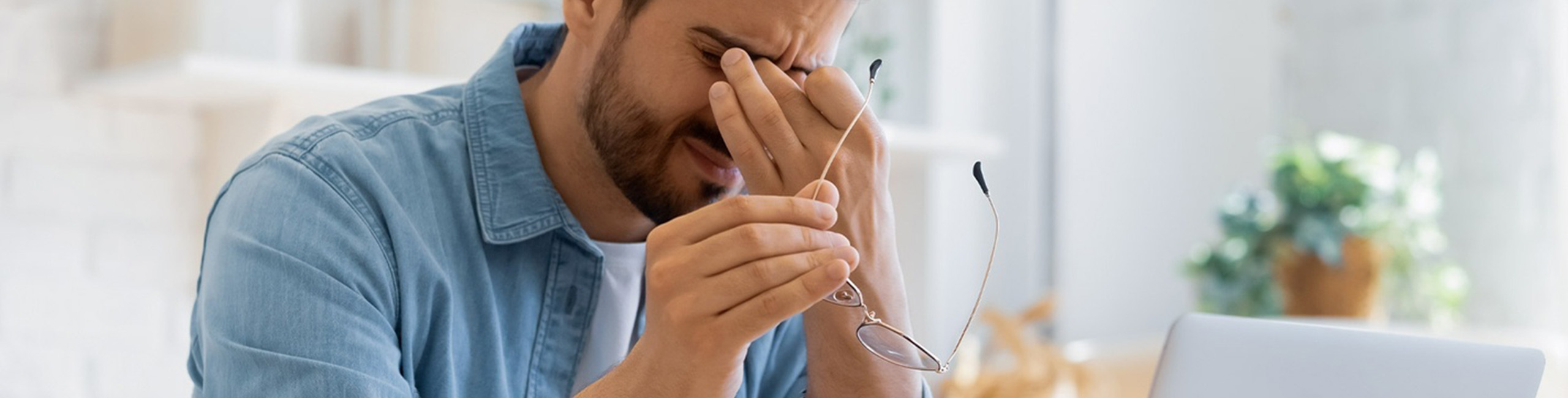 Еден човек е стресен поради работата.