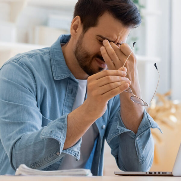 Еден човек е стресен поради работата.