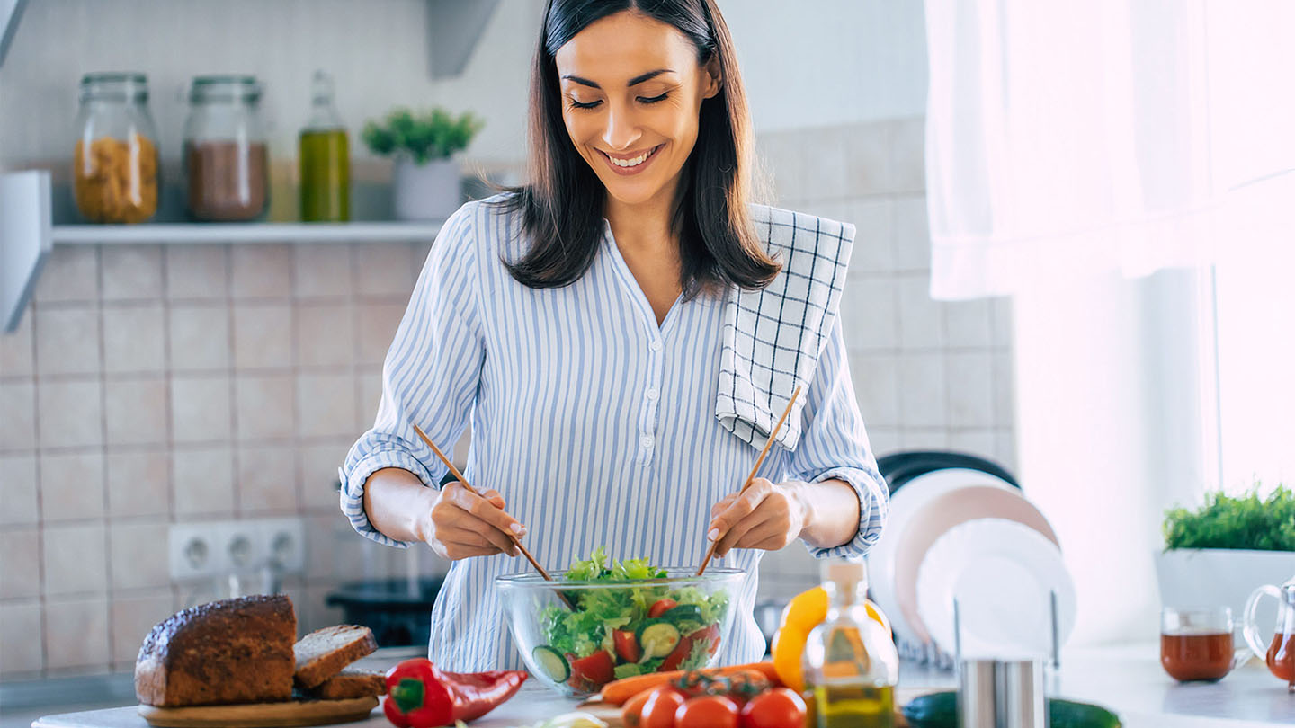 Една млада жена подготвува здрав оброк.