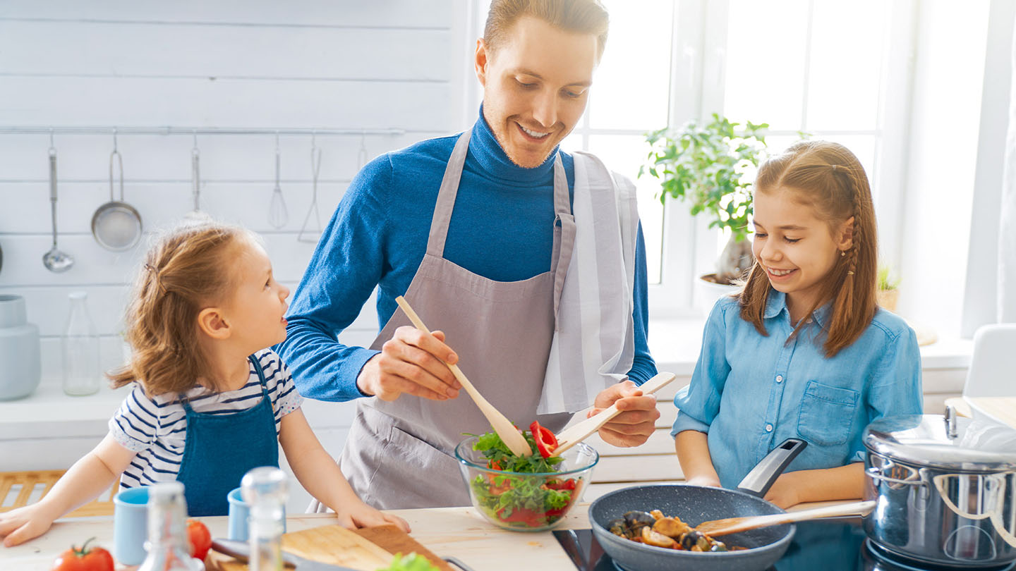 Едно семејство подготвува здрав оброк во кујната.
