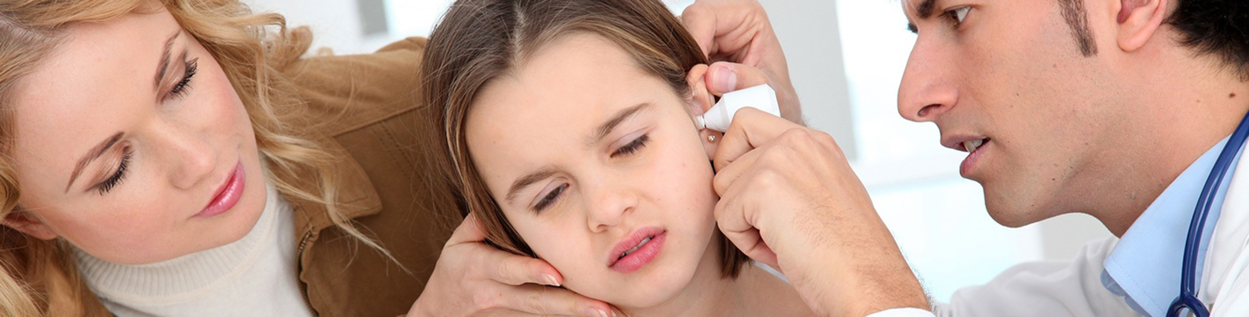 Девојка ја прегледува лекар за инфекција на увото.