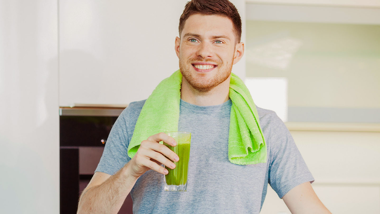 Маж ужива во здраво зелено смути.