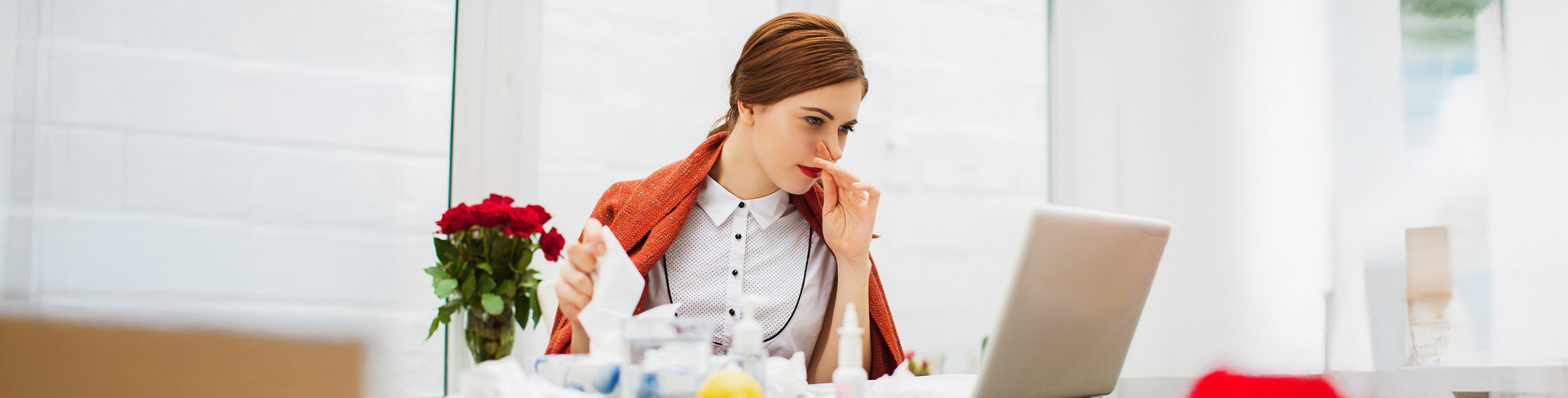 Болна жена со настинка во канцеларија.