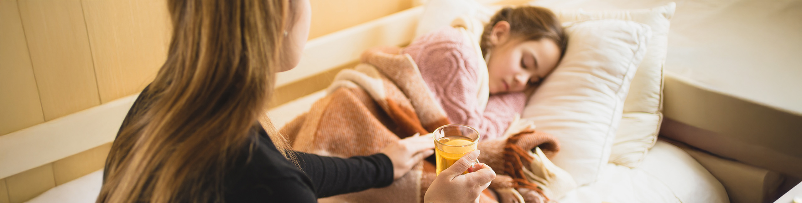 Болна ученичка и нејзината мајка.