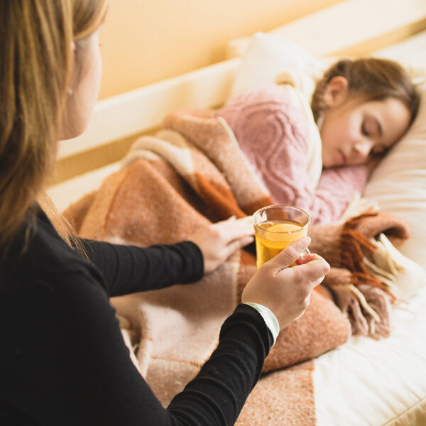 Болна ученичка и нејзината мајка.