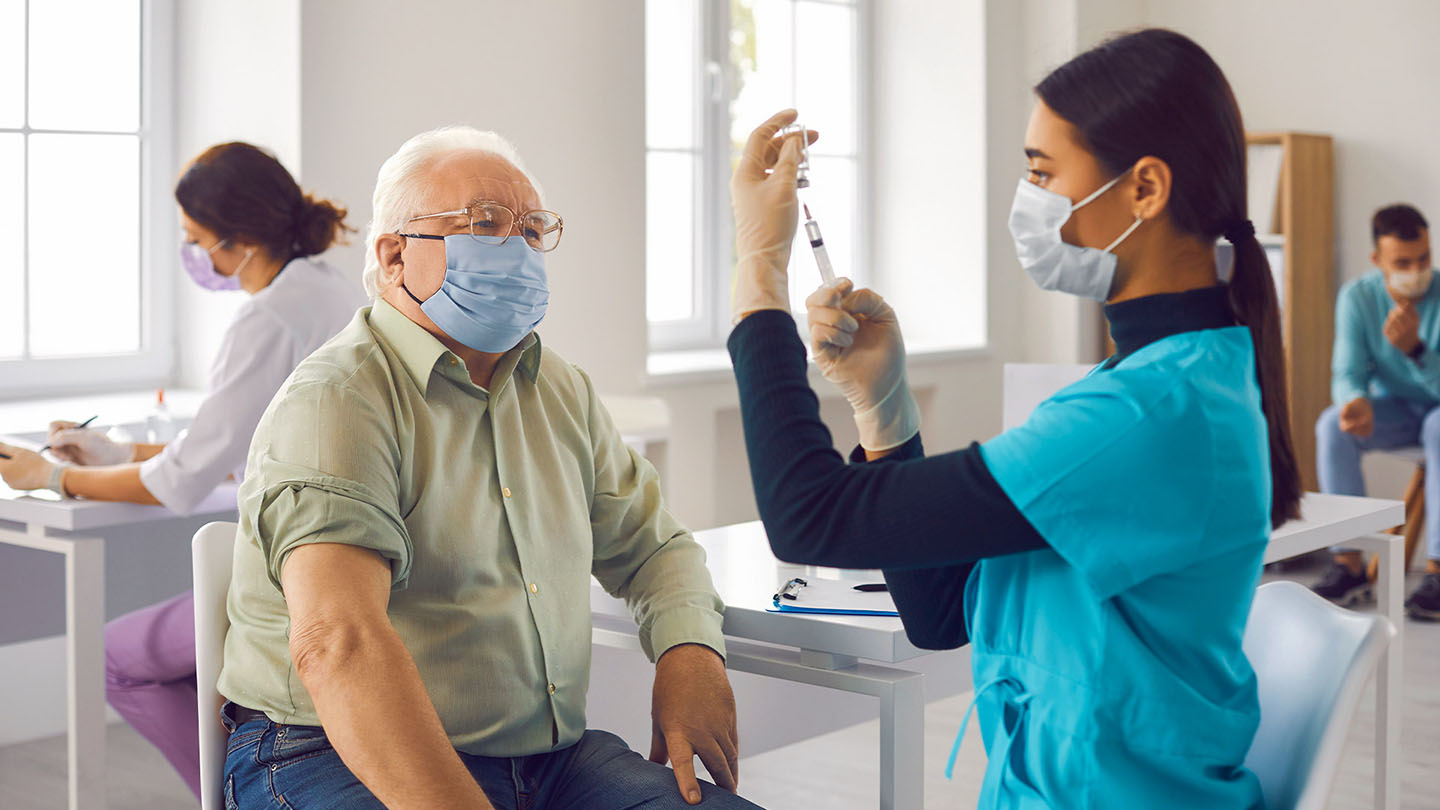 Вакцинација на постар господин, зајакнување на имунолошкиот систем.