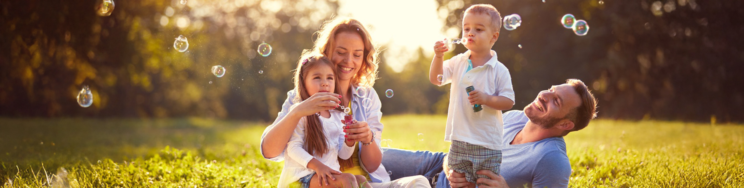 Безгрижно, здраво семејство кое си игра на отворено.