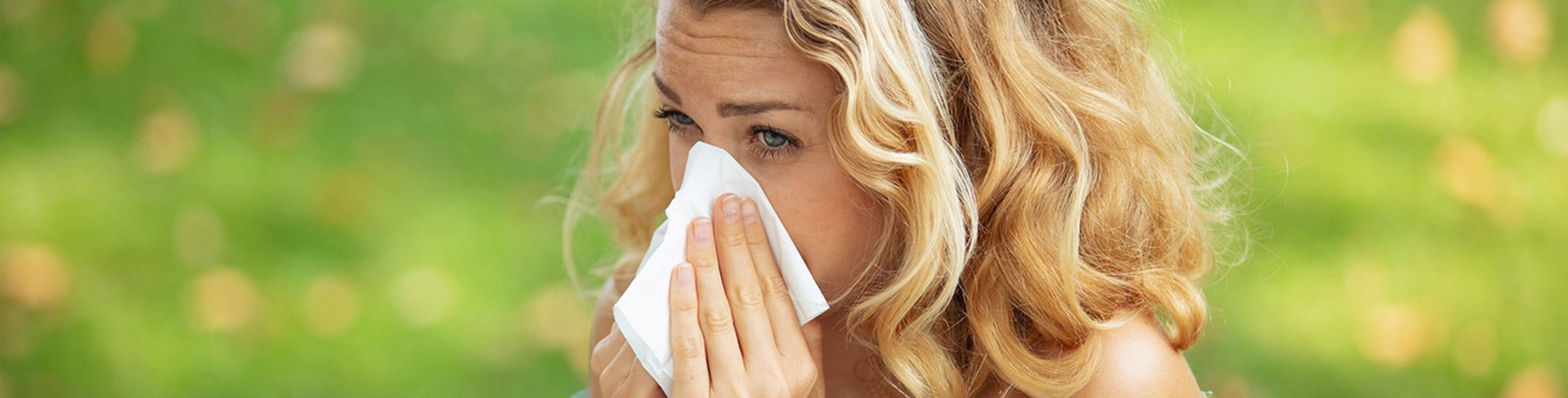 Жена со респираторна инфекција во лето.