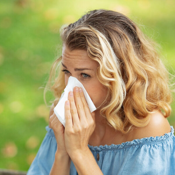Жена со респираторна инфекција во лето.