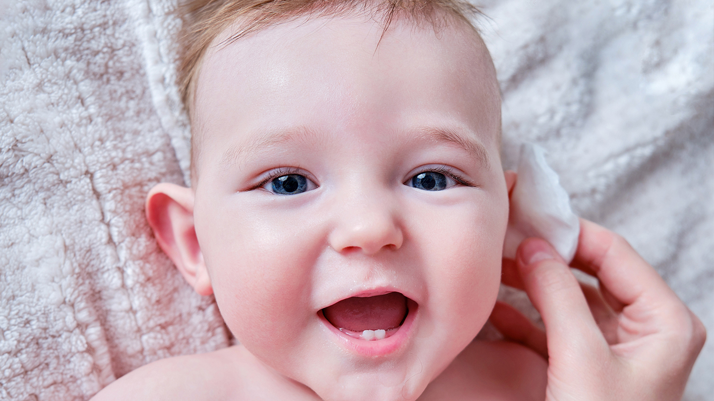 Бебе со инфекција на увото на ќебе.