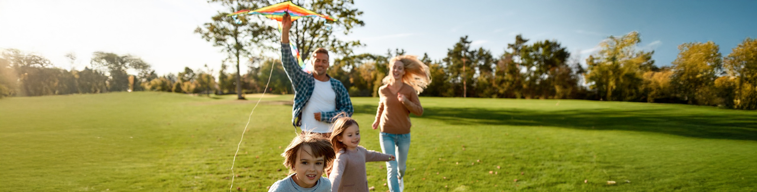 Семејство на отворено, уживајќи во одморот.