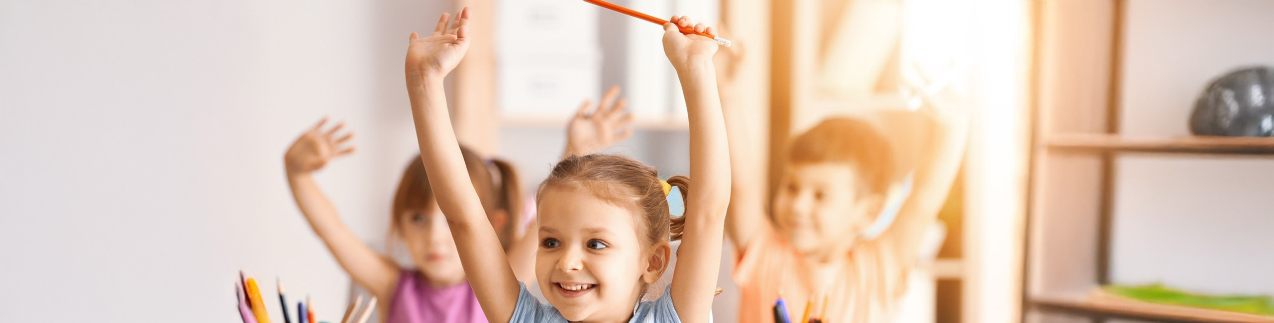 Среќни деца во училиште или градинка.