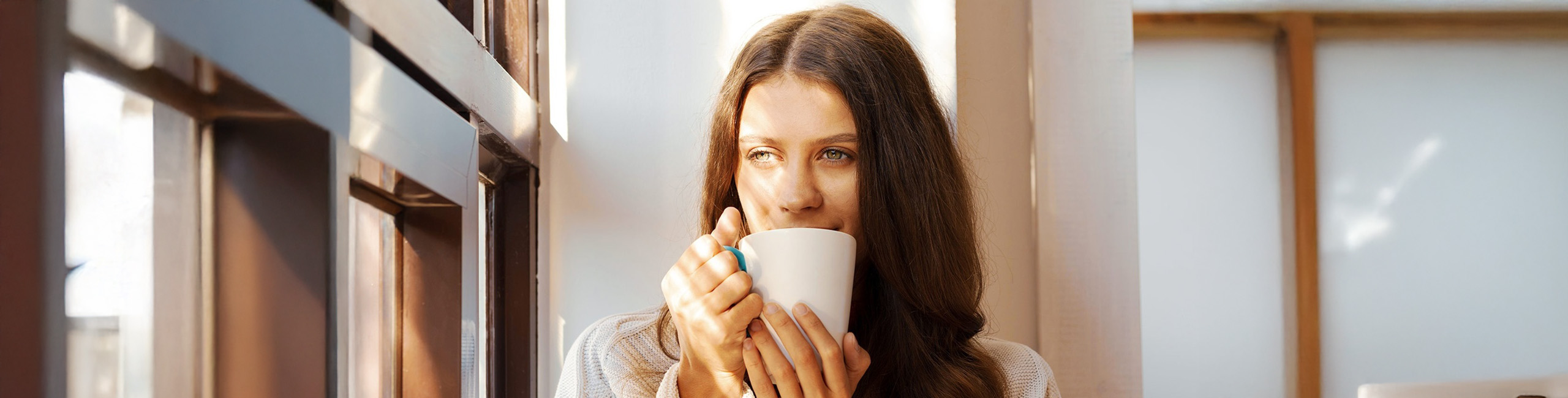 Жена со ладен чај пие чај.