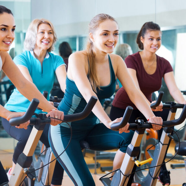 Младите жени уживаат во групни вежби.