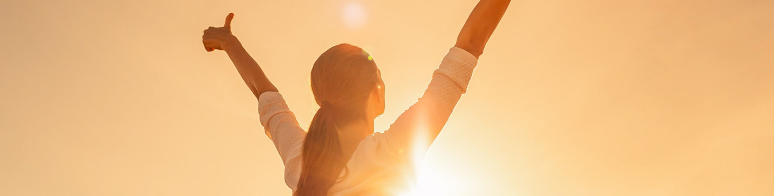 Задоволна жена со обучен имунолошки систем.