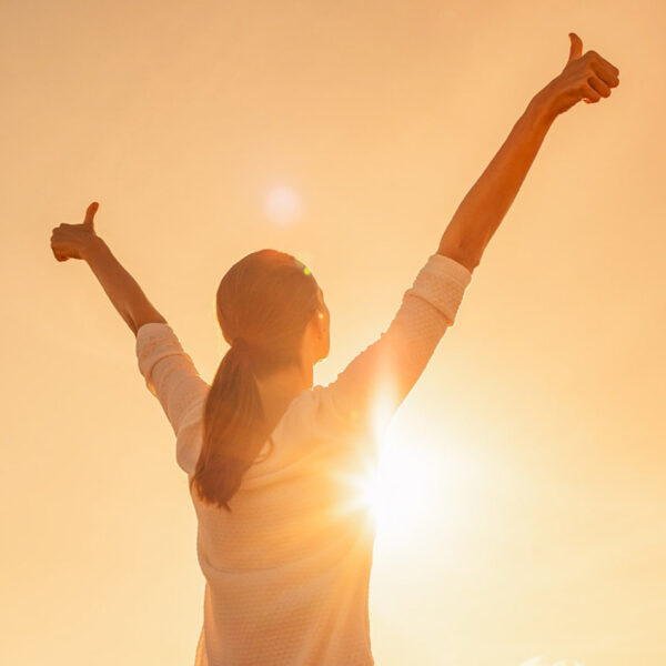 Задоволна жена со обучен имунолошки систем.