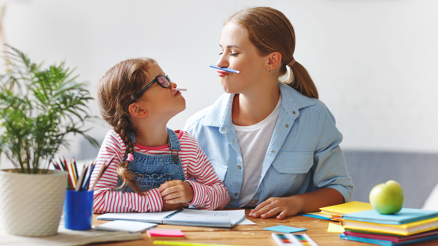 Сестрите си играат додека си ја пишуваат домашната задача.