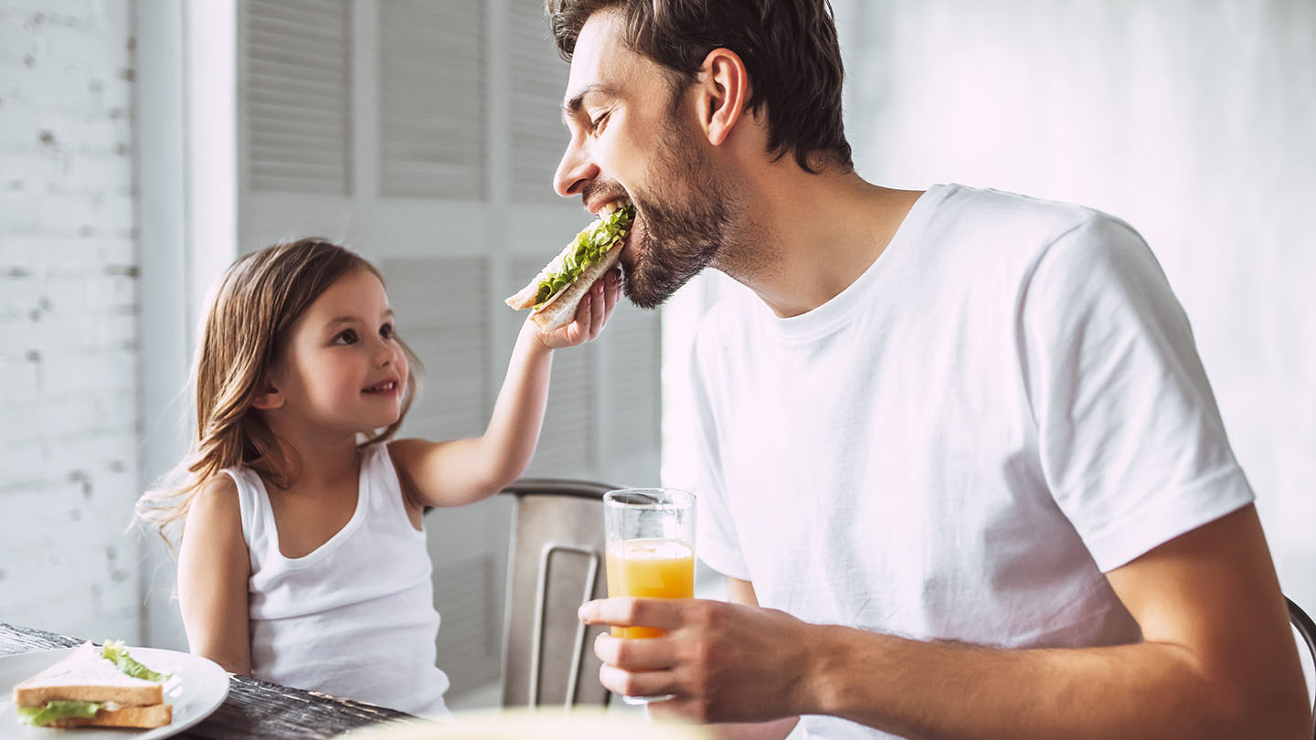 Татко и дете уживаат во сендвич.