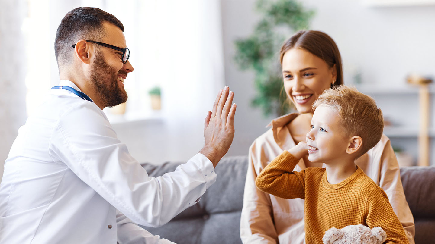 Детето и мајката се прегледани од педијатар.