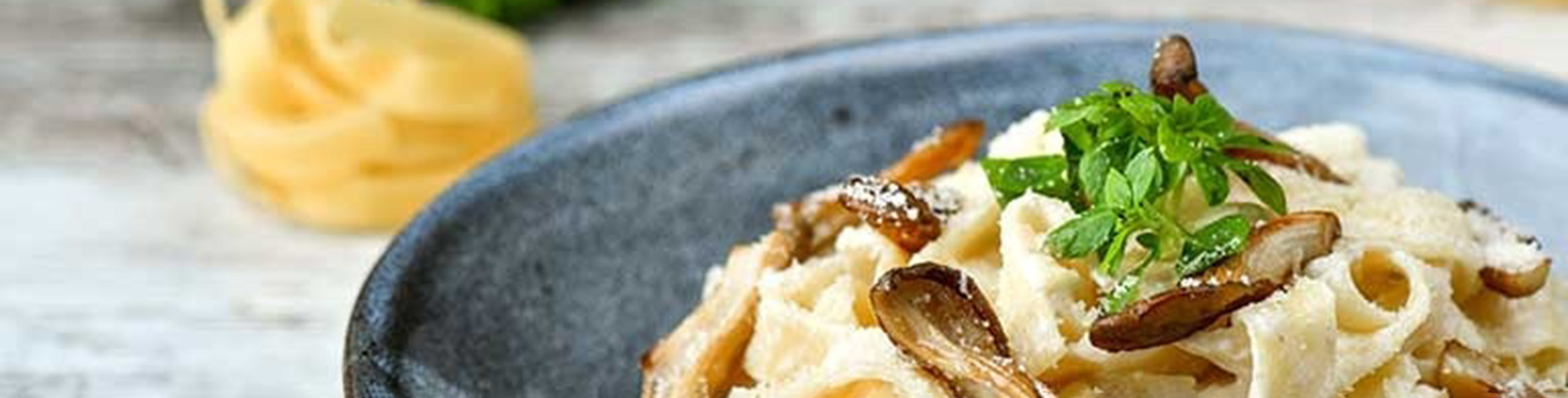 Тестенини со букови печурки од остриги.