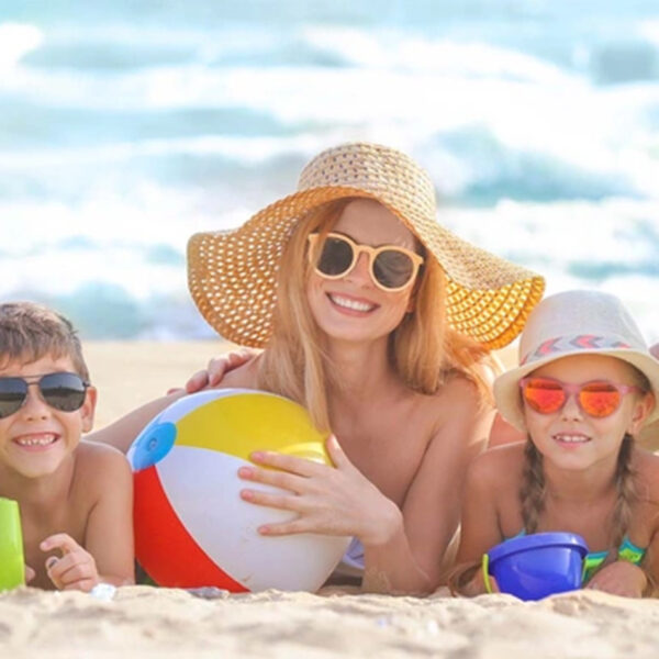 Лето и болести кај децата; семејство на море ужива во плажата и сонцето.