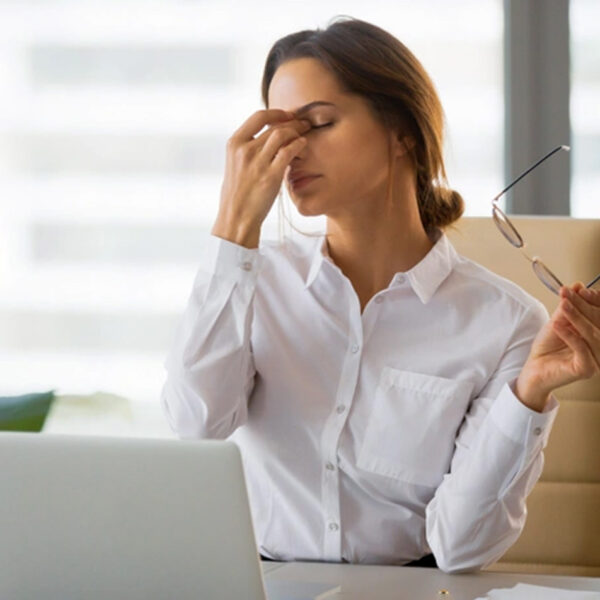 Уморна жена на бирото во канцеларијата, стрес, исцрпеност.