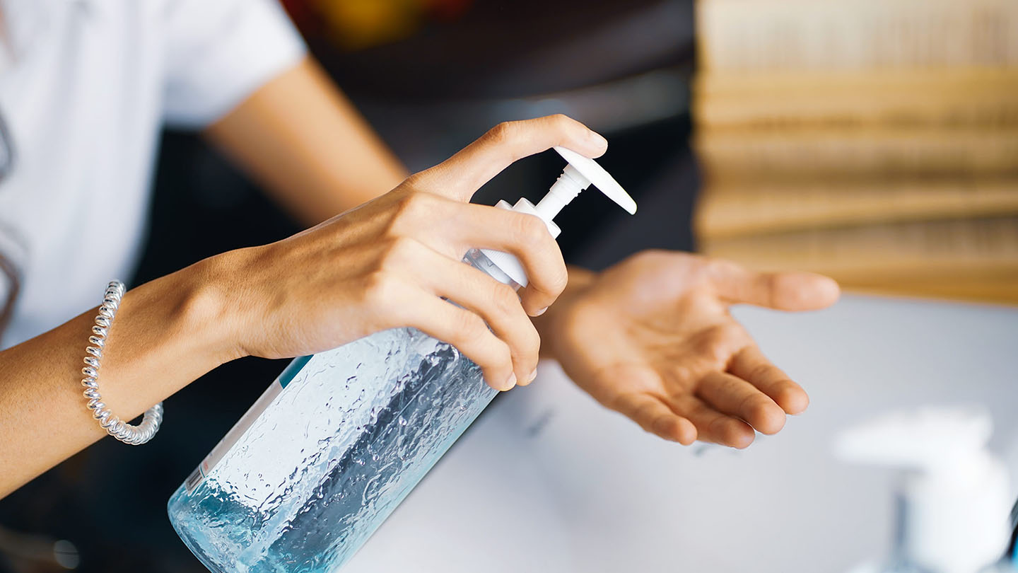 Дезинфекција на рацете.