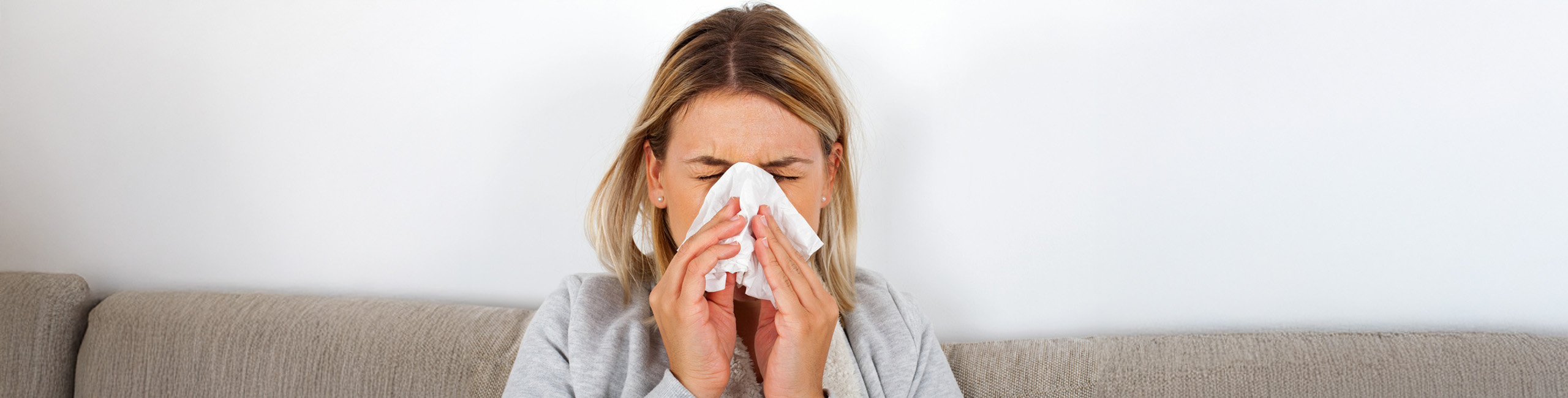 Болна жена, разлика помеѓу настинка и грип.