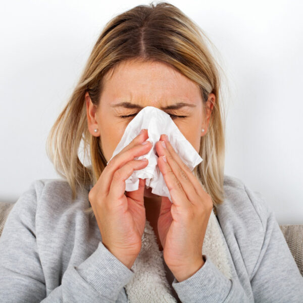 Болна жена, разлика помеѓу настинка и грип.