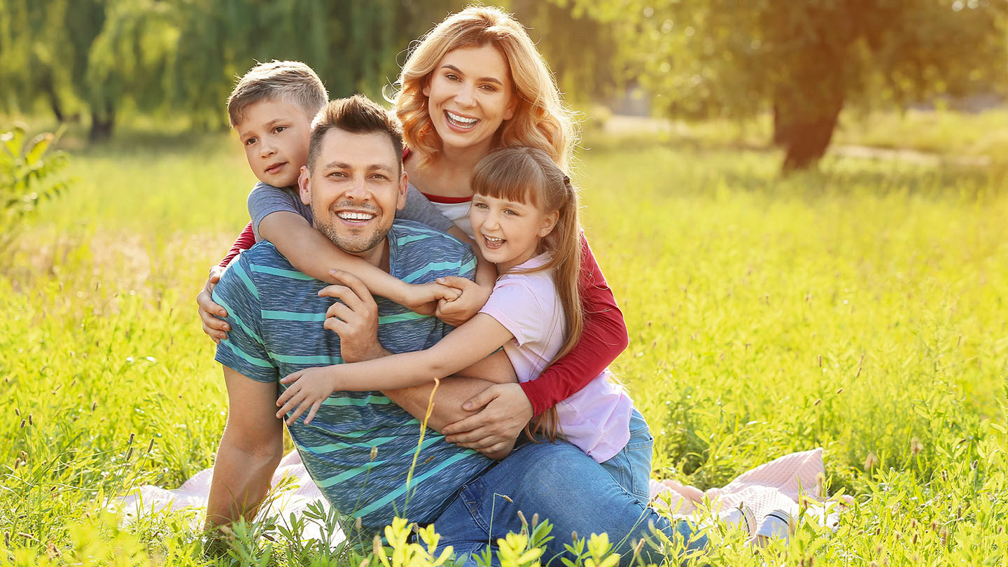 Среќно семејство на пикник во природа.