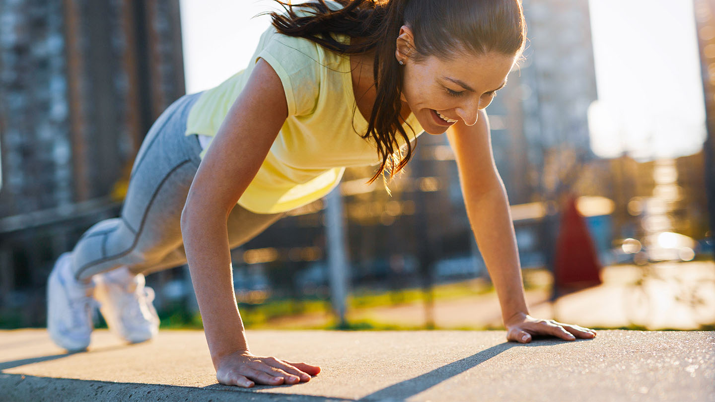 Жена што прави физички вежби.