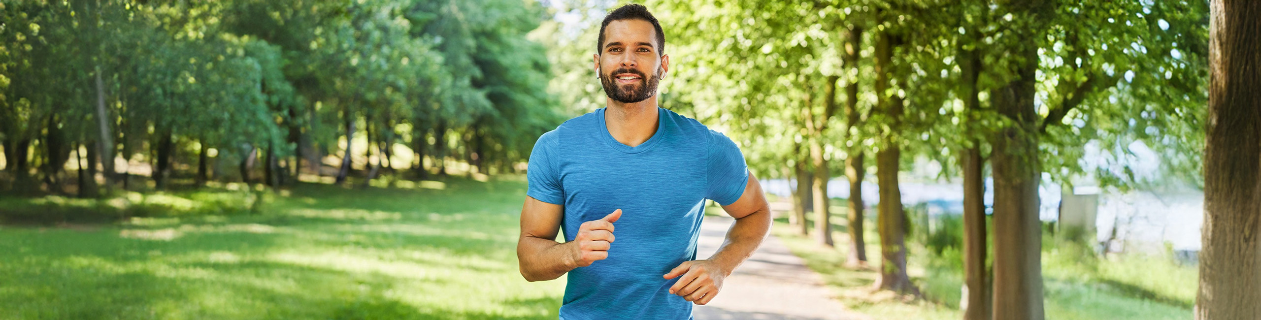 Човек трча во паркот, физичка активност.