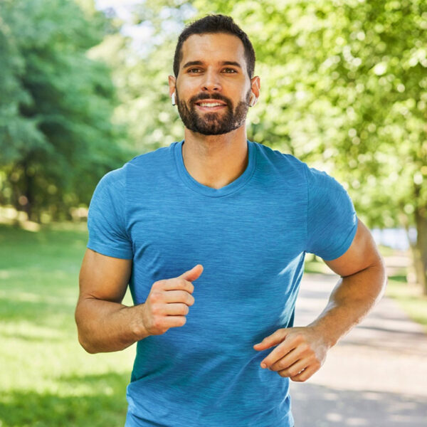 Човек трча во паркот, физичка активност.