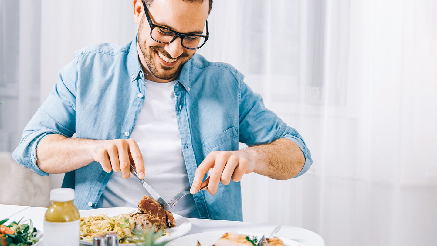 Човек со настинка јаде лесна храна.